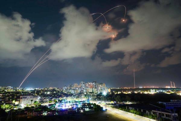 Archivo - Cohetes del sistema de defensa aérea israelí Cúpula de Hierro maniobran para inter ...
