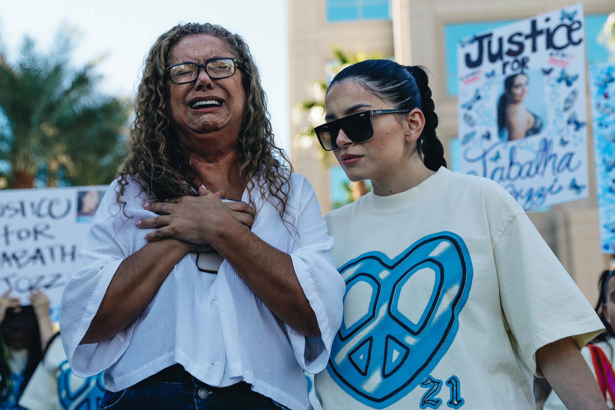 Regina Lacerda, izquierda, llora por el asesinato de su hija, Tabatha Tozzi, mientras Alicia Lo ...