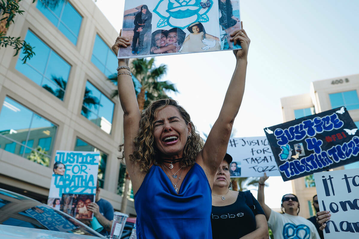 Una doliente llora mientras sostiene un cartel durante una manifestación en memoria de Tabatha ...