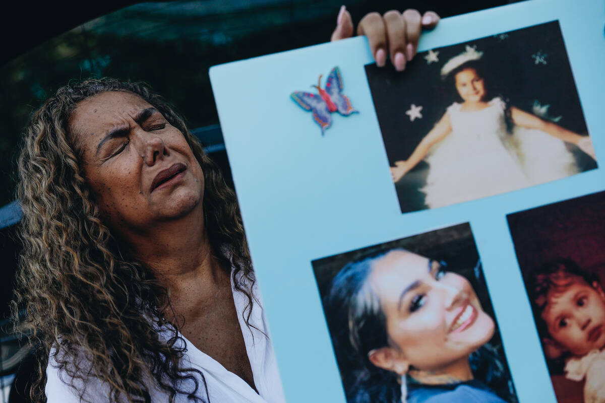 Regina Lacerda, la madre de Tabatha Tozzi, llora durante una manifestación en memoria de su hi ...