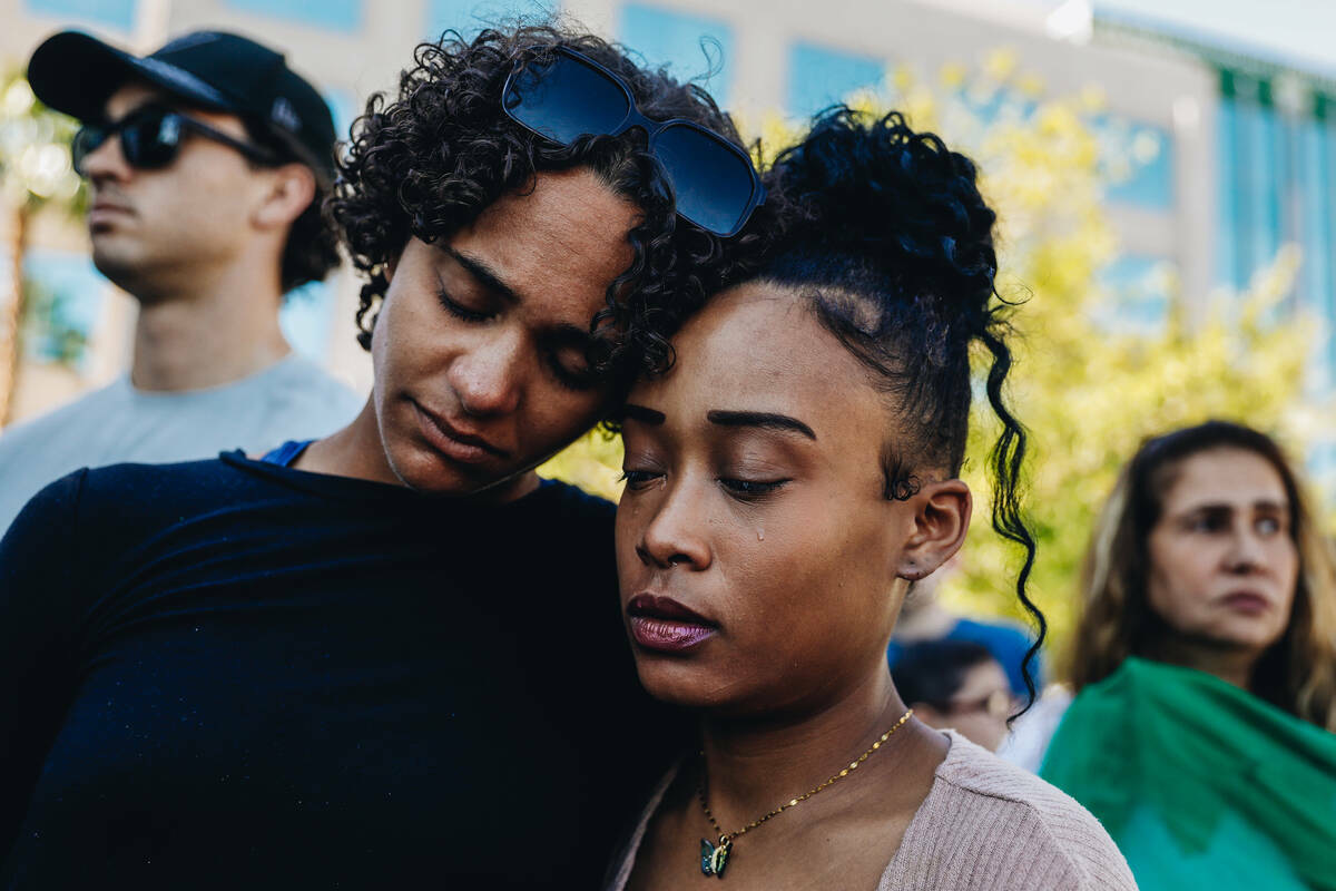 Madeleine Howell, izquierda, consuela a Kenya Sled durante una manifestación en memoria de Tab ...