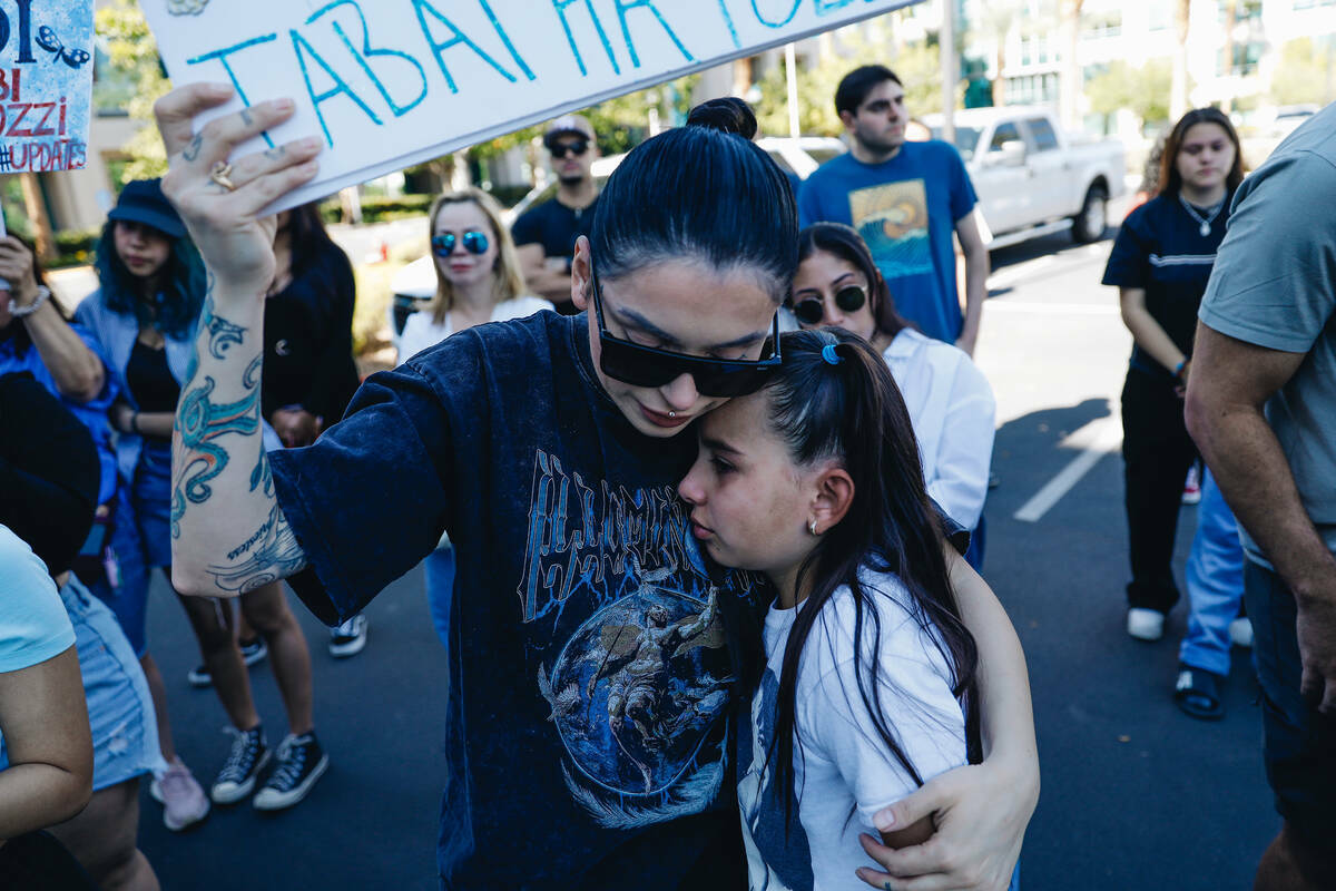 Alicia Lozoya, a la izquierda, sujeta a Macy Díaz, de 8 años, mientras se emocionan durante u ...
