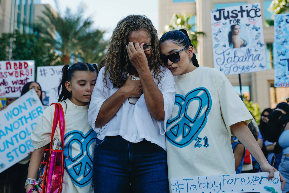 De izquierda a derecha: Macy Díaz, de 8 años; Regina Lacerda, la madre de Tabatha Tozzi, y Al ...