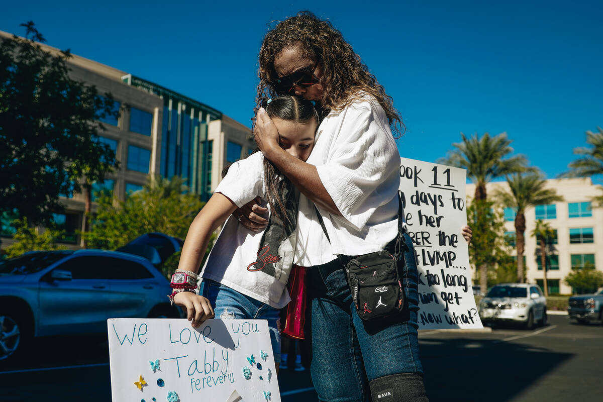 Regina Lacerda, a la derecha, la madre de Tabatha Tozzi, abraza a Macy Díaz, de 8 años, duran ...
