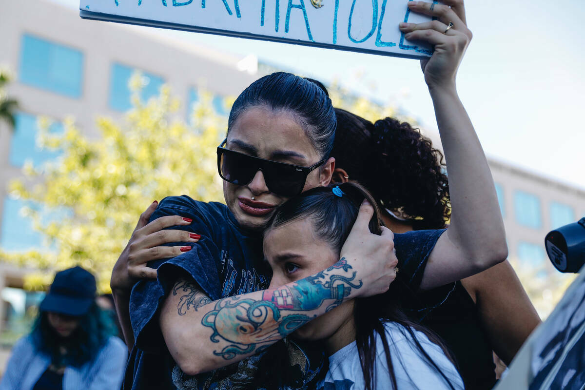 Alicia Lozoya, a la izquierda, sujeta a Macy Díaz, de 8 años, mientras se emocionan durante u ...