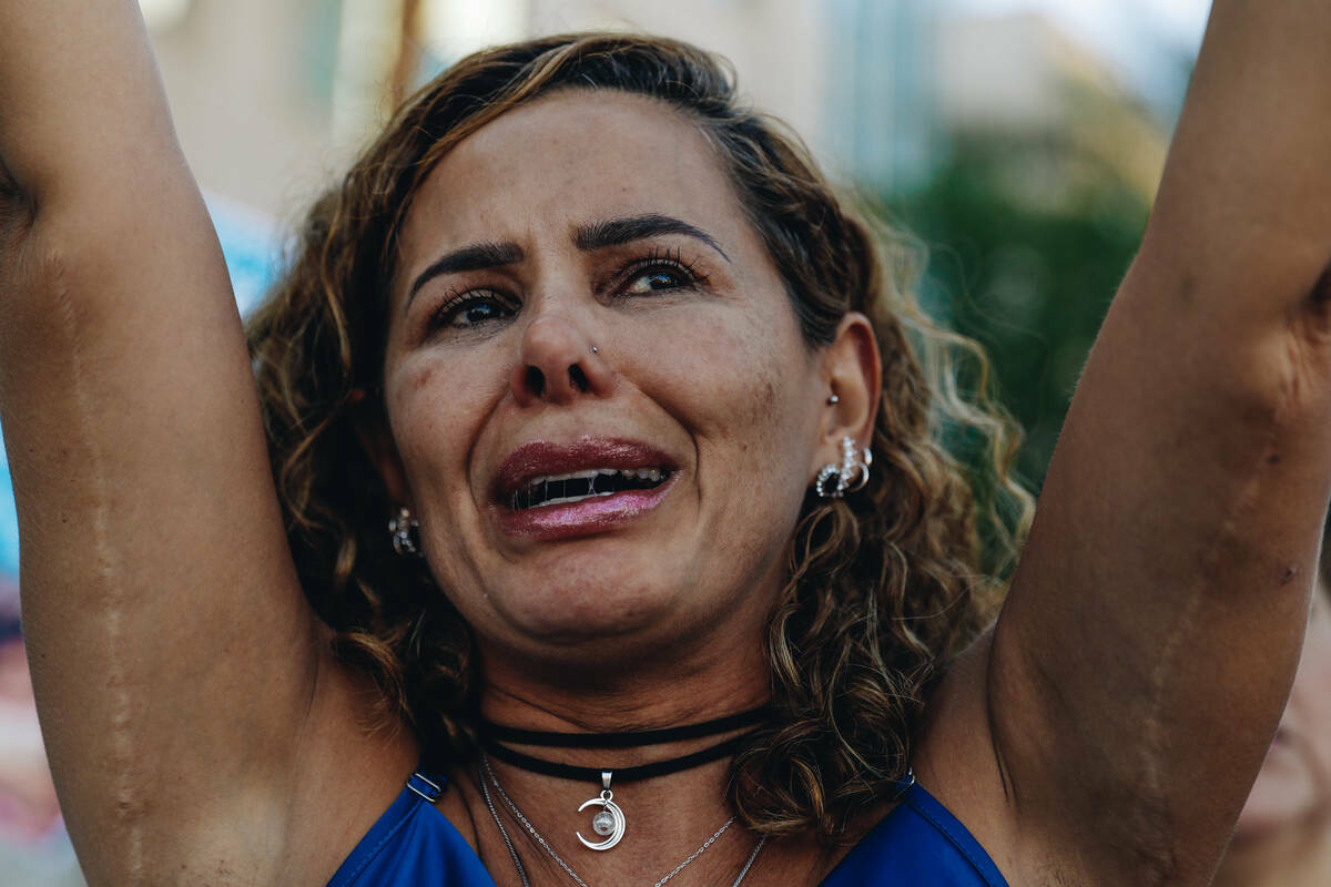 Una doliente llora mientras sostiene un cartel durante una manifestación en memoria de Tabatha ...