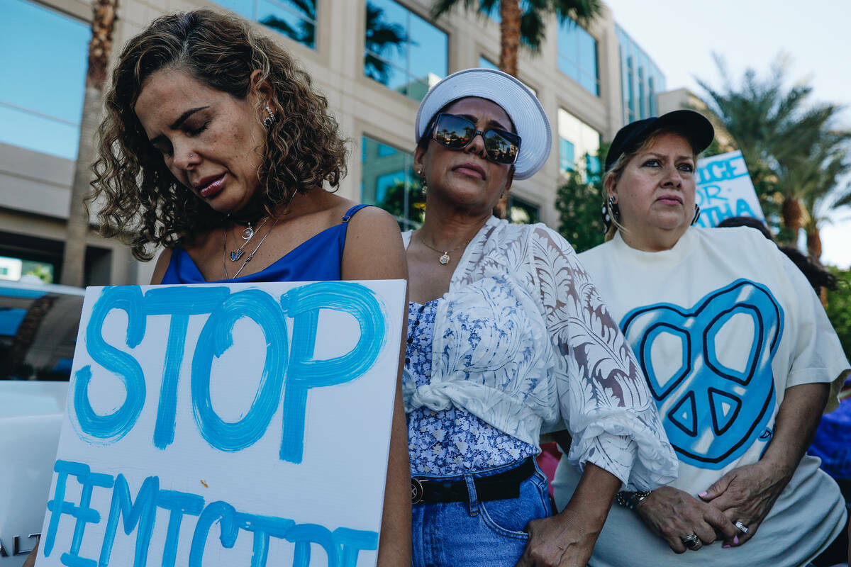 Manifestantes se emocionan durante una protesta en memoria de Tabatha Tozzi en la sede de la Po ...