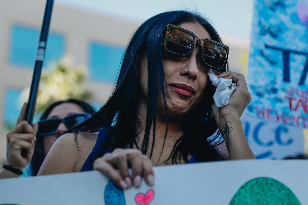 Una doliente llora mientras sostiene un cartel durante una manifestación en memoria de Tabatha ...