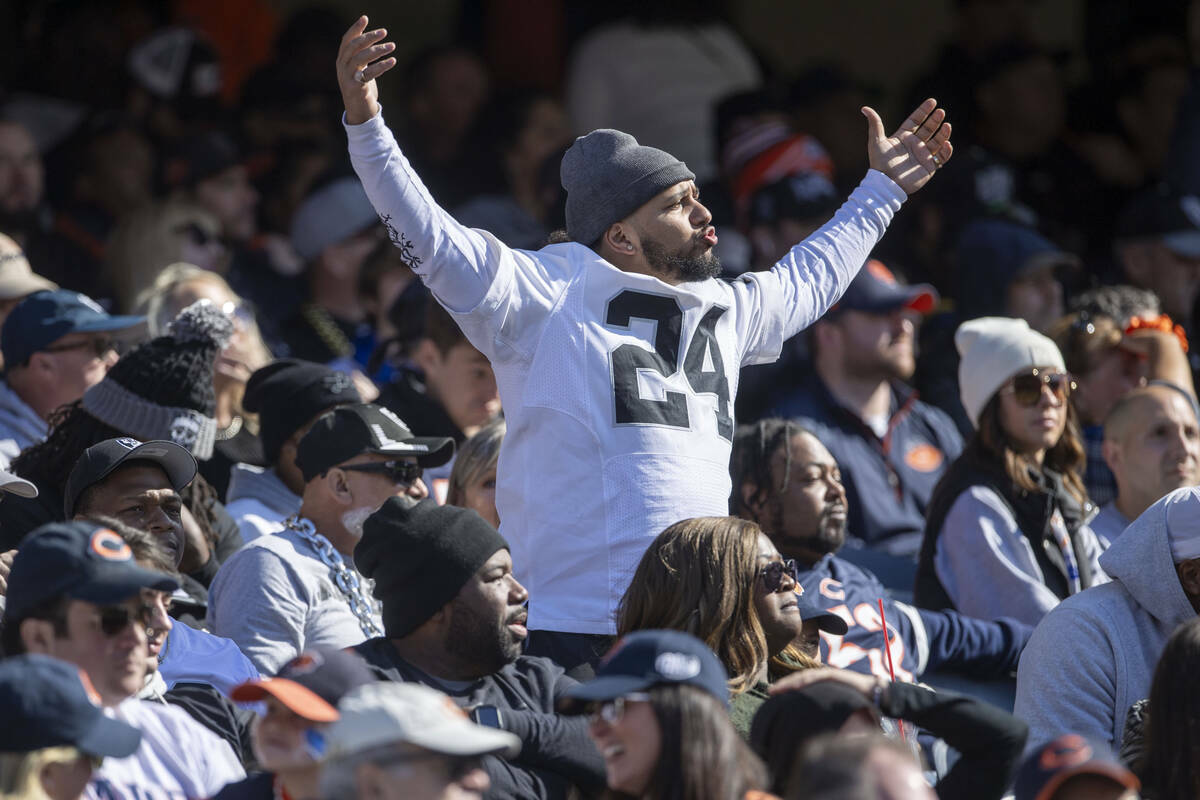 Un aficionado de los Raiders agita los brazos en respuesta a una serie del equipo que se estanc ...