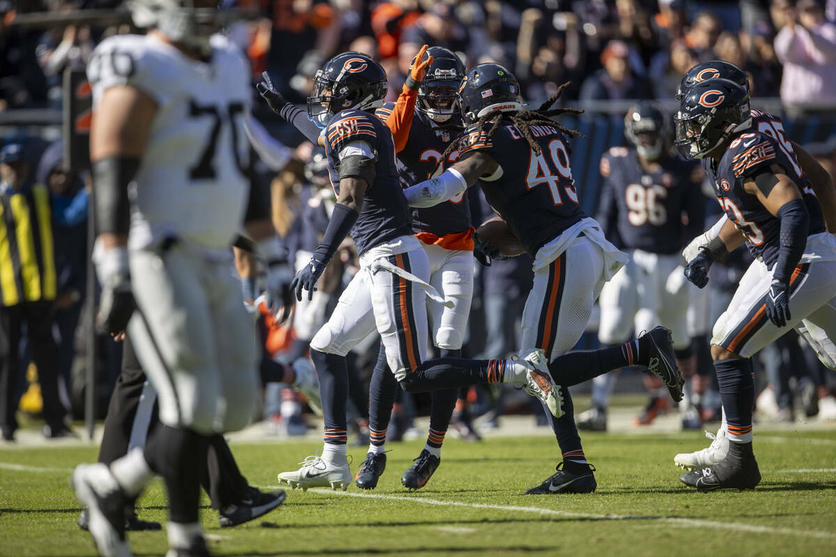 El linebacker de los Chicago Bears Tremaine Edmunds (49) celebra su intercepción al quarterbac ...