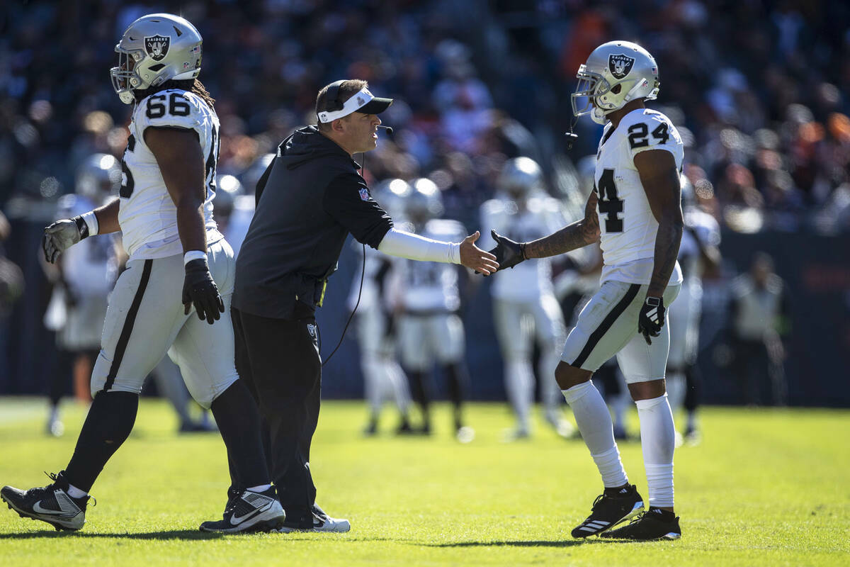 El entrenador en jefe de los Raiders, Josh McDaniels, felicita al cornerback de los Raiders Mar ...