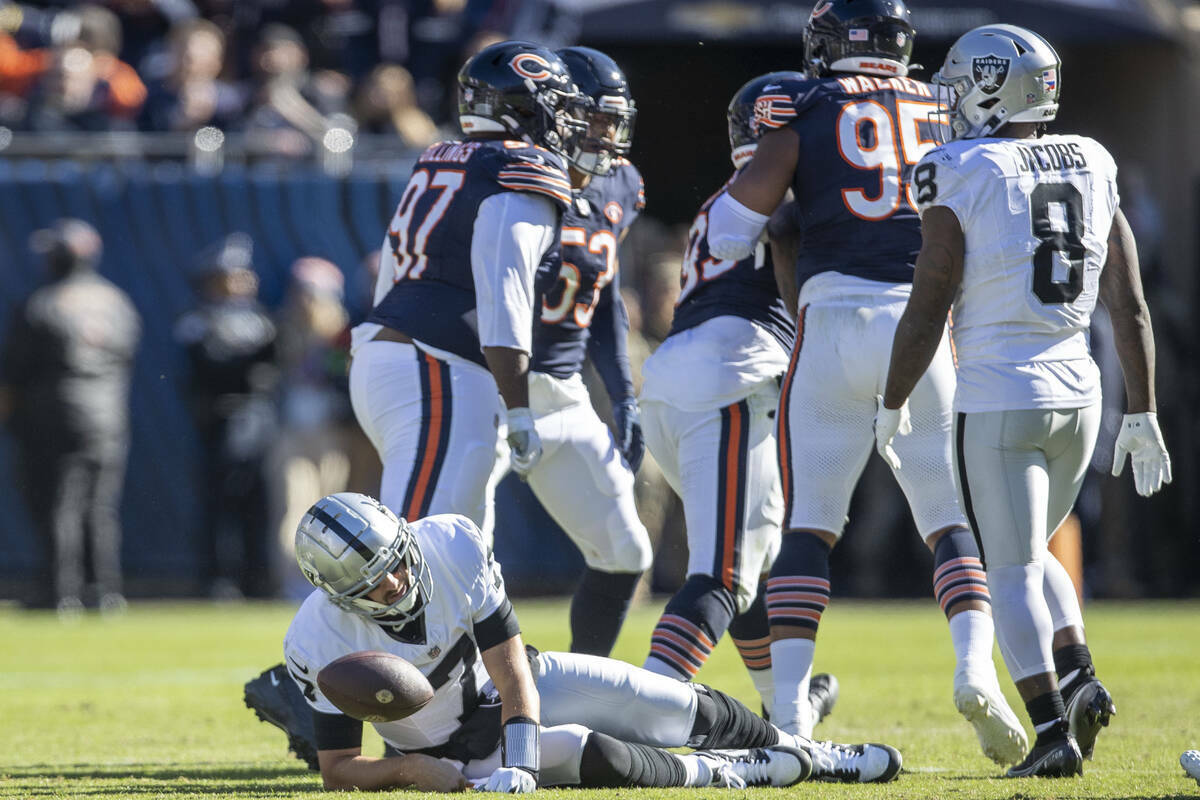 El quarterback de los Raiders, Brian Hoyer (7), permanece en el suelo después de haber sido de ...