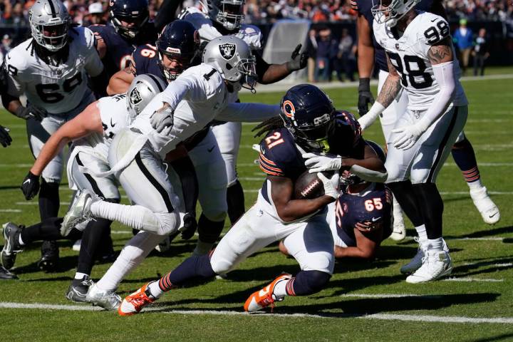 El corredor de los Chicago Bears D'Onta Foreman (21) anota un touchdown contra Las Vegas Raider ...