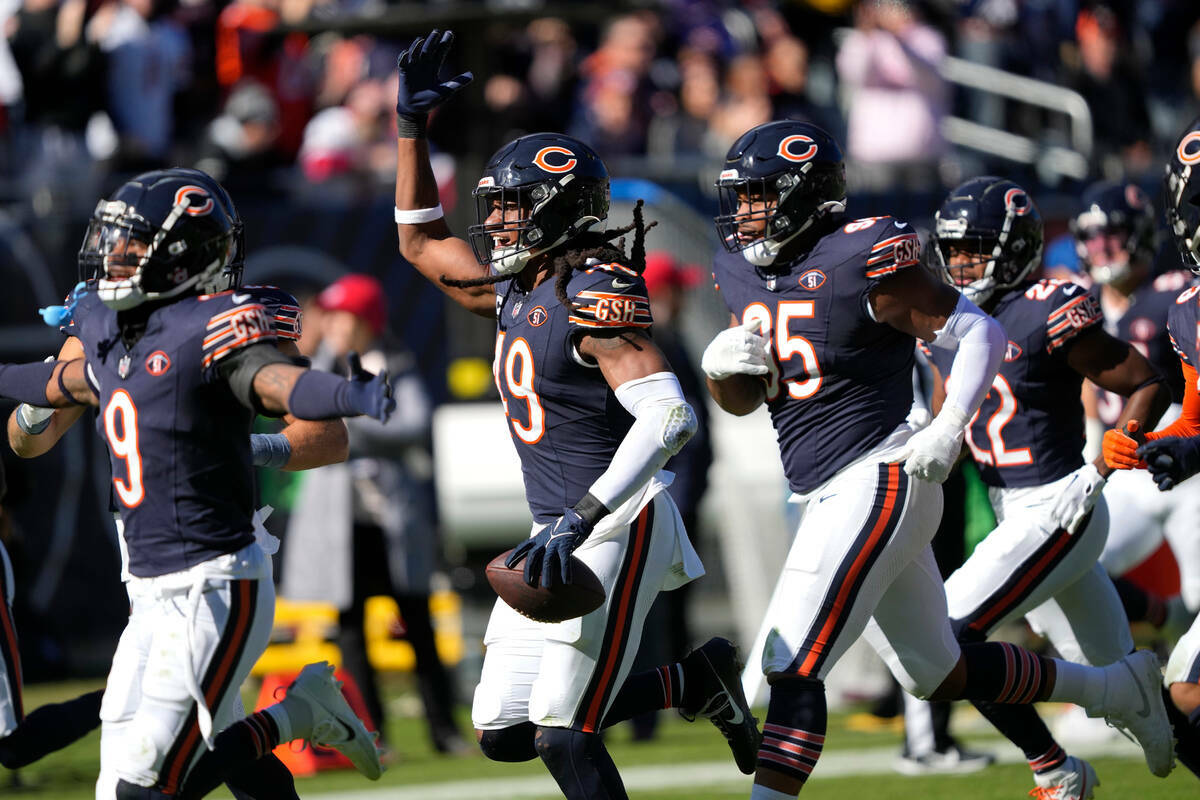 El linebacker de los Chicago Bears Tremaine Edmunds (49) celebra después de interceptar un pas ...
