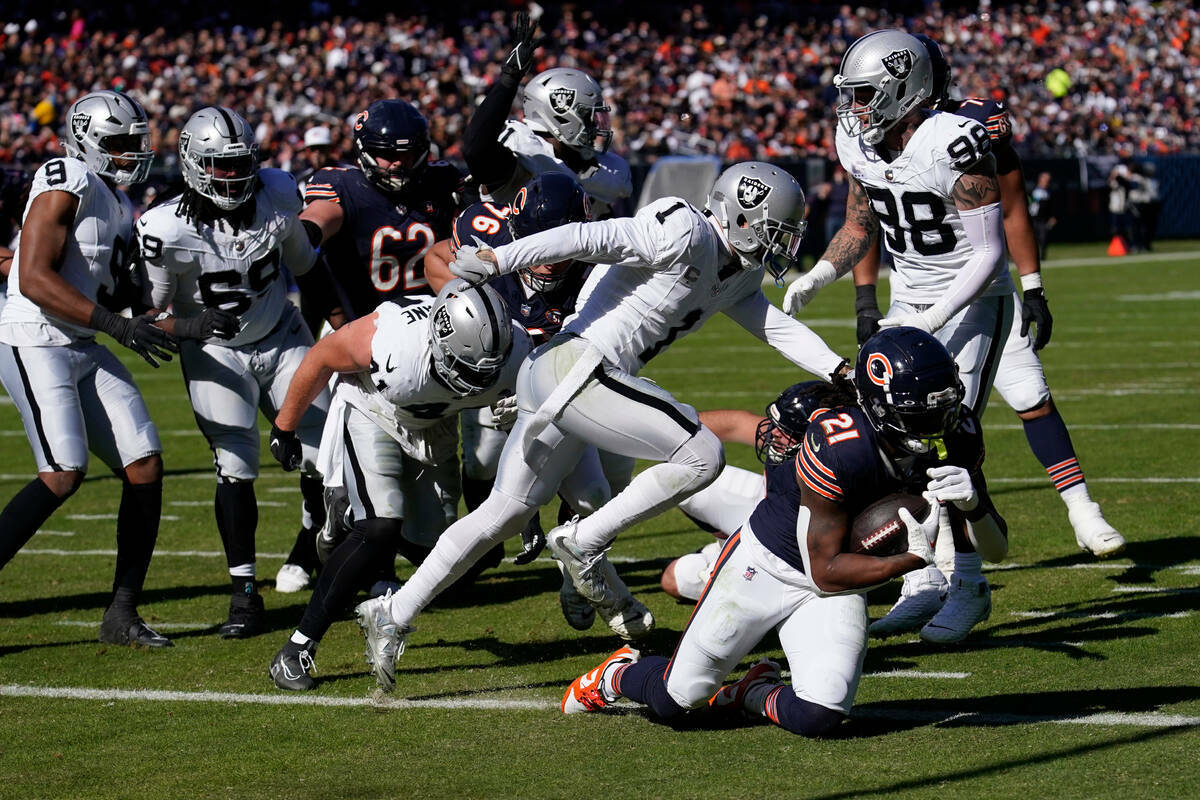 El corredor de los Chicago Bears D'Onta Foreman (21) anota su segundo touchdown del partido en ...