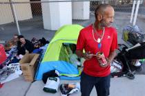 Marcus Copeland, de 43 años, almuerza en su refugio de 9th Street, bajo el puente de la Highwa ...