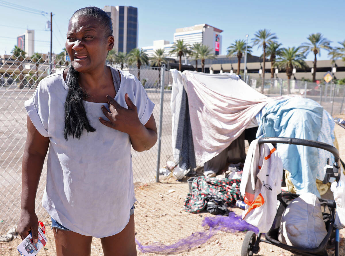 Denita Stewart habla con un reportero en su refugio de Las Vegas Boulevard cerca de Mesquite Av ...