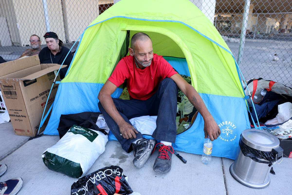 Marcus Copeland, de 43 años, descansa en su refugio de 9th Street, bajo el puente de la Highwa ...