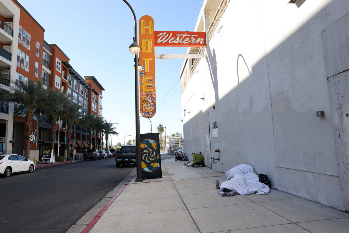Personas duermen en 9th Street, cerca de Fremont Street, en el centro de Las Vegas, el martes 1 ...
