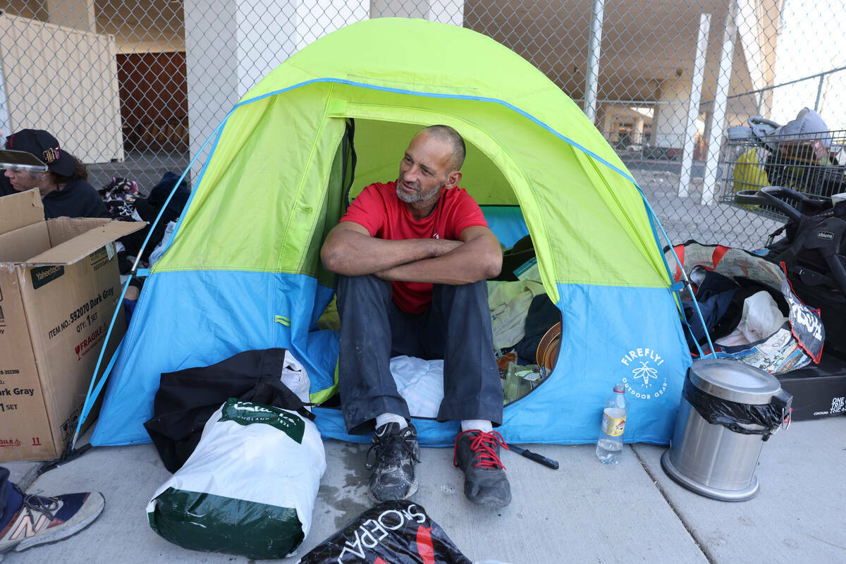 Marcus Copeland, de 43 años, habla con un reportero en su refugio de 9th Street, bajo el puent ...
