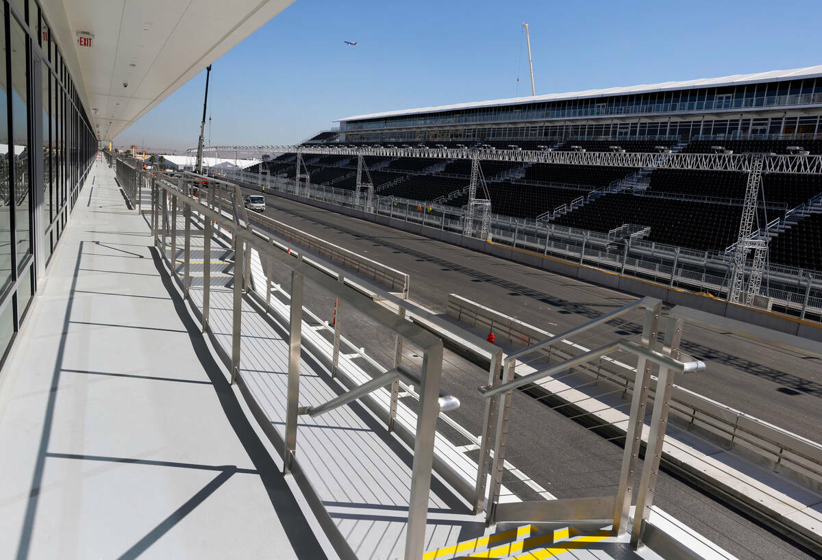 Las gradas, llenas de asientos, son vistas desde el Edificio de Pits de la F1 durante una visit ...