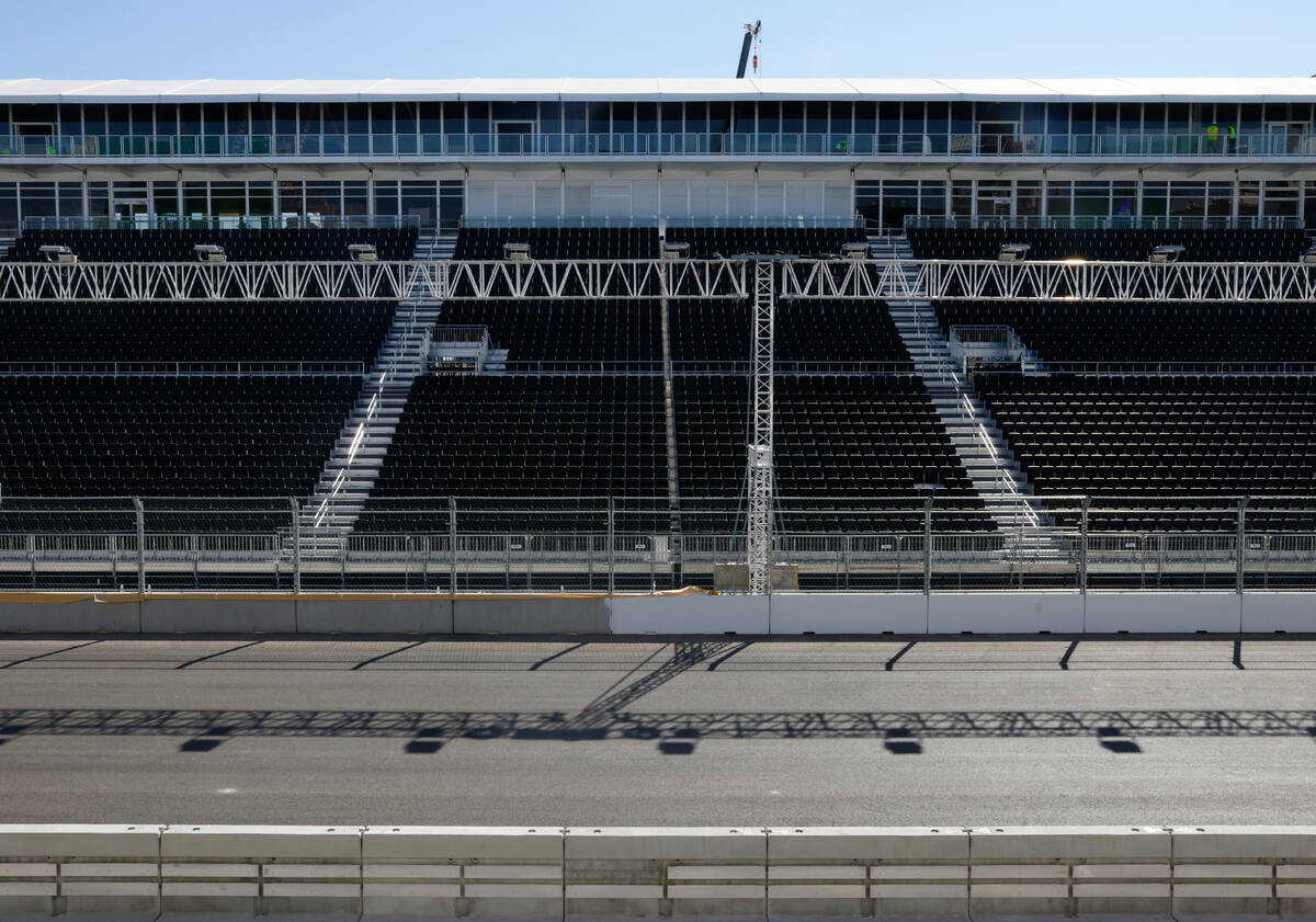 Las gradas, llenas de asientos, son vistas desde el Edificio de Pits de la F1 durante una visit ...