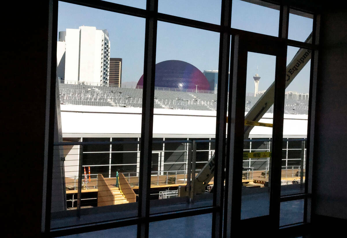 MSG Sphere y Stratosphere se ven desde el Edificio de Pits de la F1 durante una visita para los ...