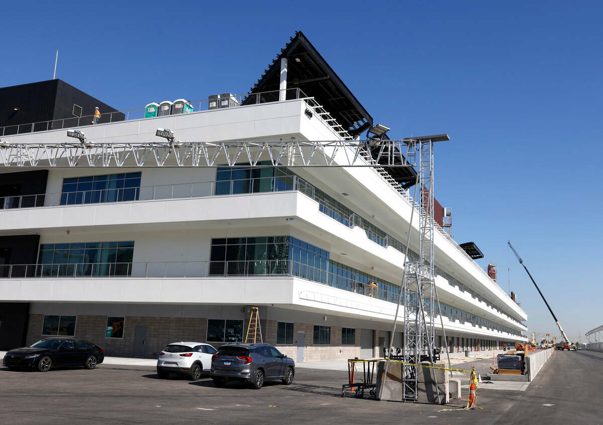 Trabajadores dan los últimos toques al Edificio de Pits de la F1 durante una visita para los m ...