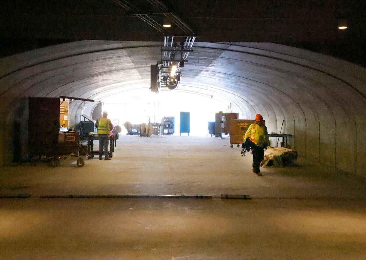 Un túnel en el Edificio de Pits de la F1 por el que los aficionados pasan para acceder a sus a ...