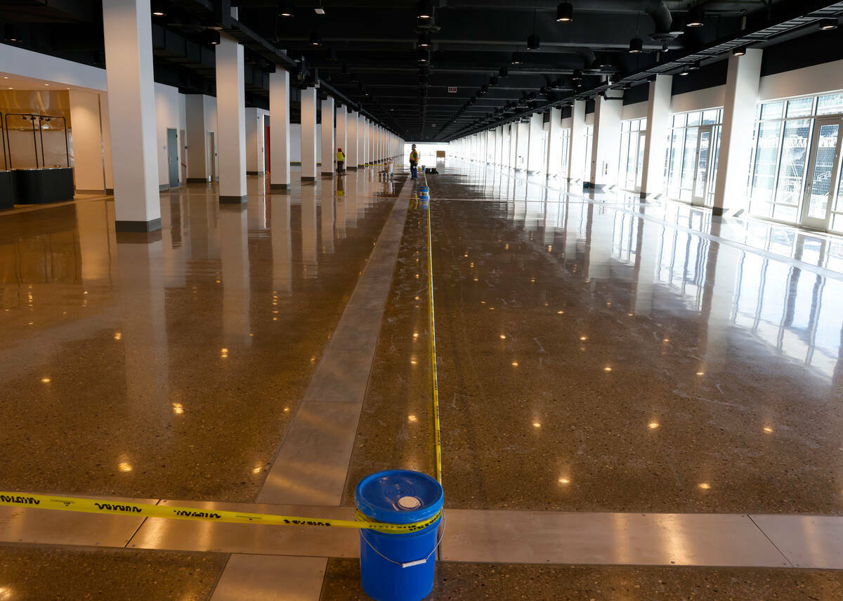 La sala de recepción del Edificio de Pits de la F1 durante una visita para los medios, el vier ...