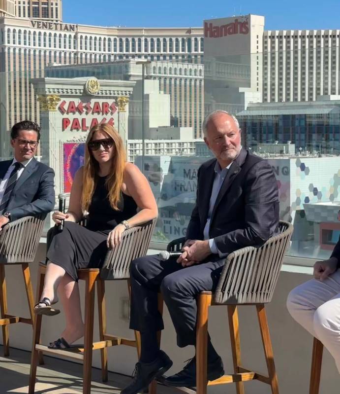 Sean McBurney (izquierda), presidente regional de Caesars Entertainment; Nicki Ewell, directora ...