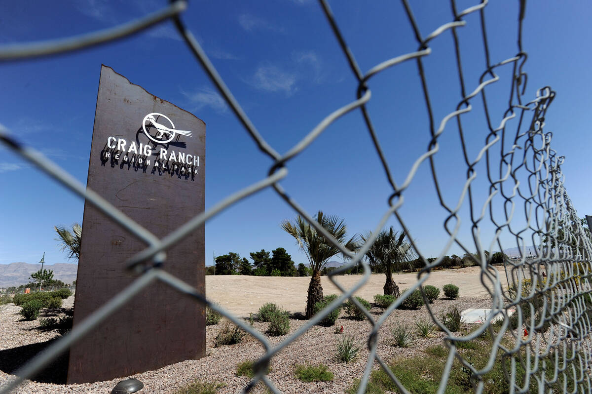 Un marcador de monumento se encuentra en la entrada del Parque Regional Craig Ranch a lo largo ...