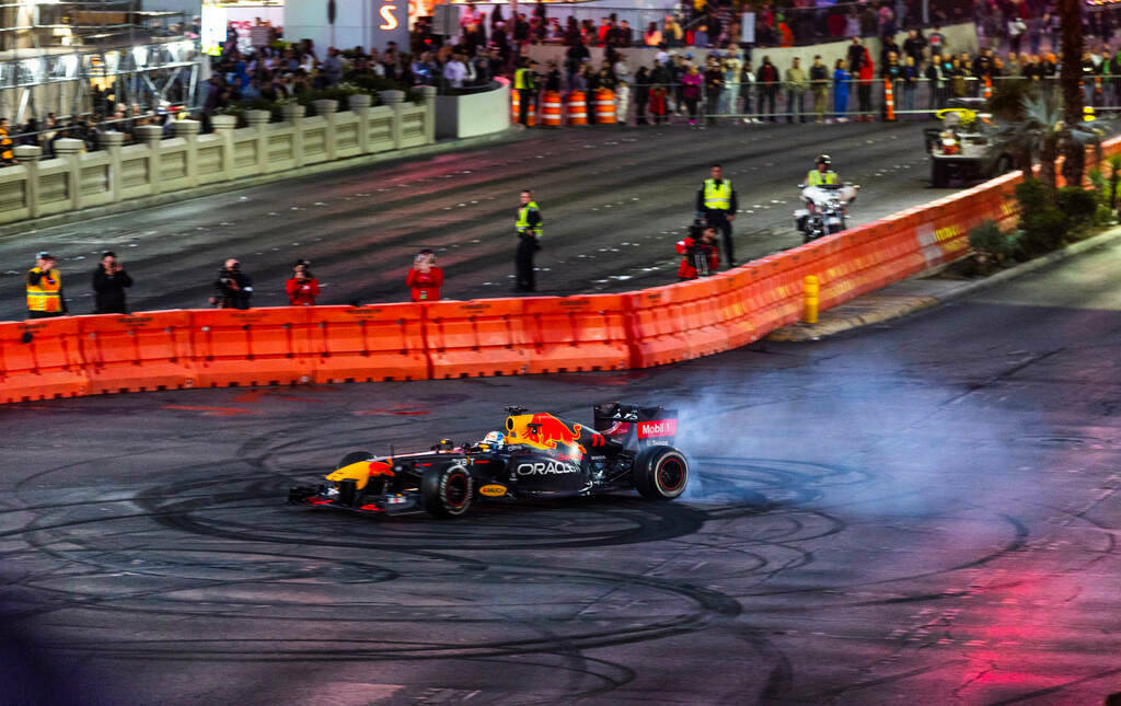 El piloto Sergio Pérez hace donuts frente al Bellagio mientras corre por el Strip durante el F ...