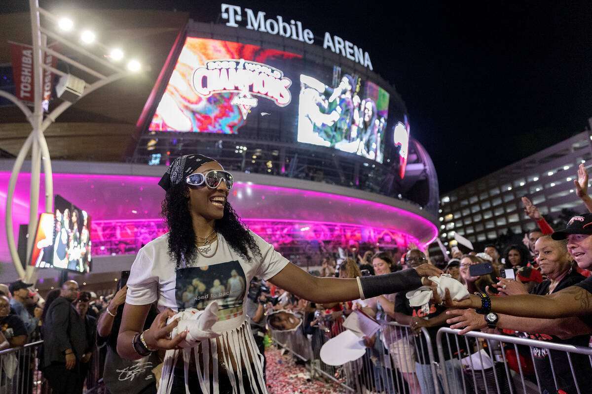 La alero de Las Vegas Aces A'ja Wilson (22) reparte camisetas a los aficionados durante la cele ...