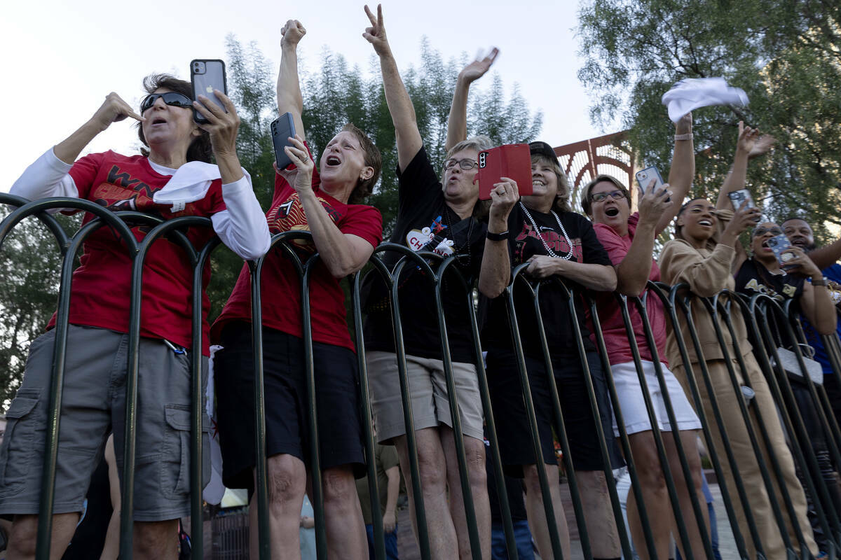 Aficionados de Las Vegas Aces animan a su equipo mientras avanzan por Las Vegas Boulevard para ...