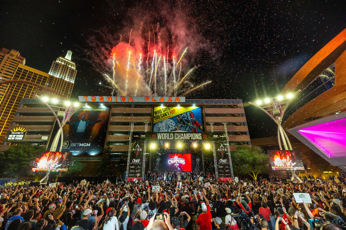 Las jugadoras de los Aces celebran el campeonato en el Toshiba Plaza del T-Mobile Arena, el lun ...