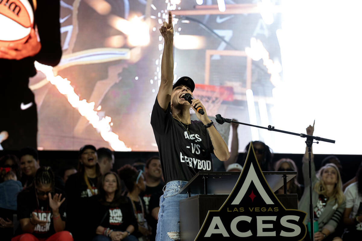La alero de Las Vegas Aces Alysha Clark anima durante la celebración de la victoria de su equi ...