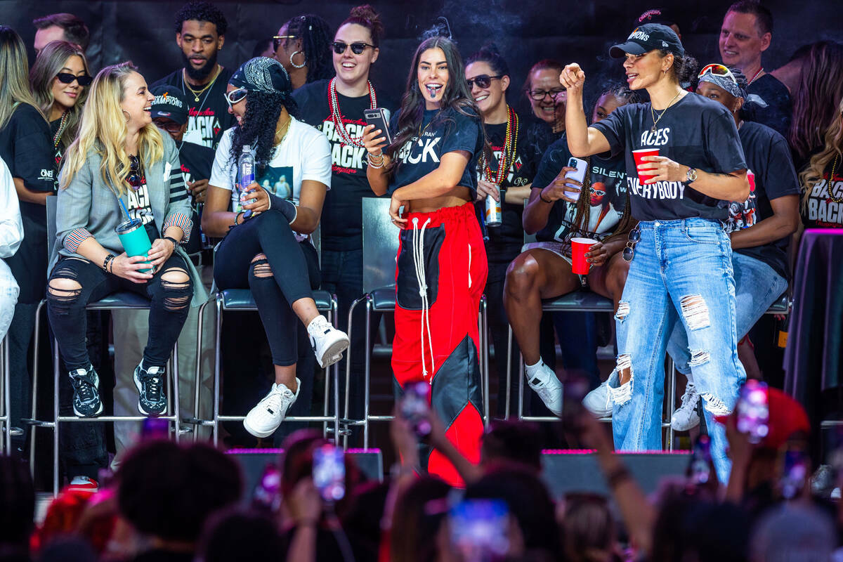 Las jugadoras de las Aces se ríen con su entrenadora Becky Hammon durante la celebración del ...