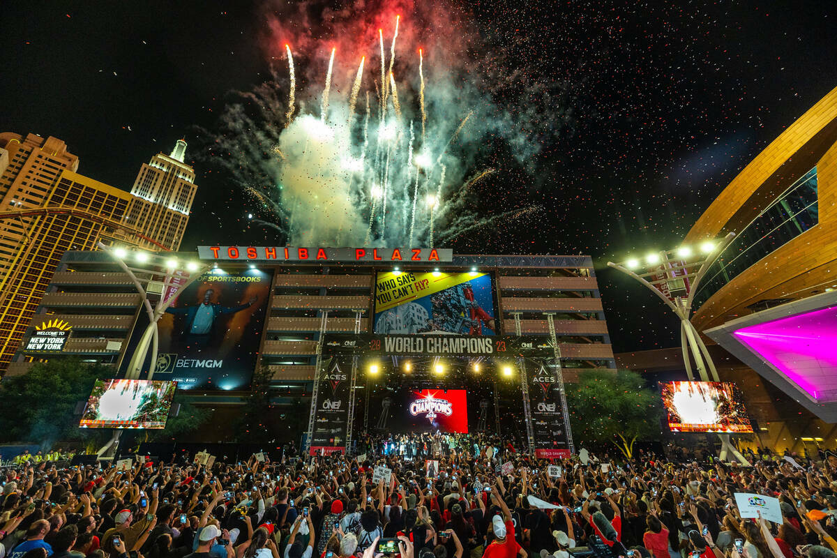 Las jugadoras de los Aces celebran su campeonato en el Toshiba Plaza del T-Mobile Arena, el lun ...