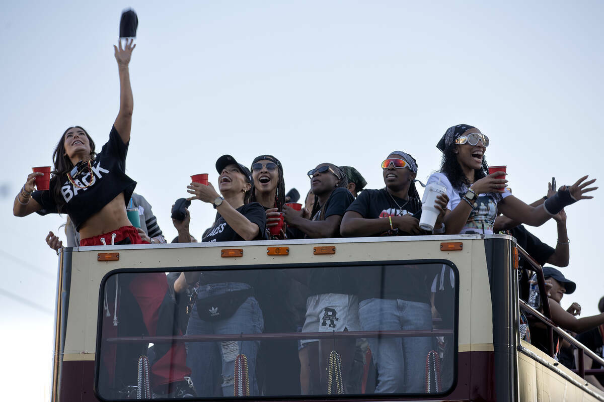 Las Las Vegas Aces celebran su victoria en el campeonato de basquetbol de la WNBA con un desfil ...