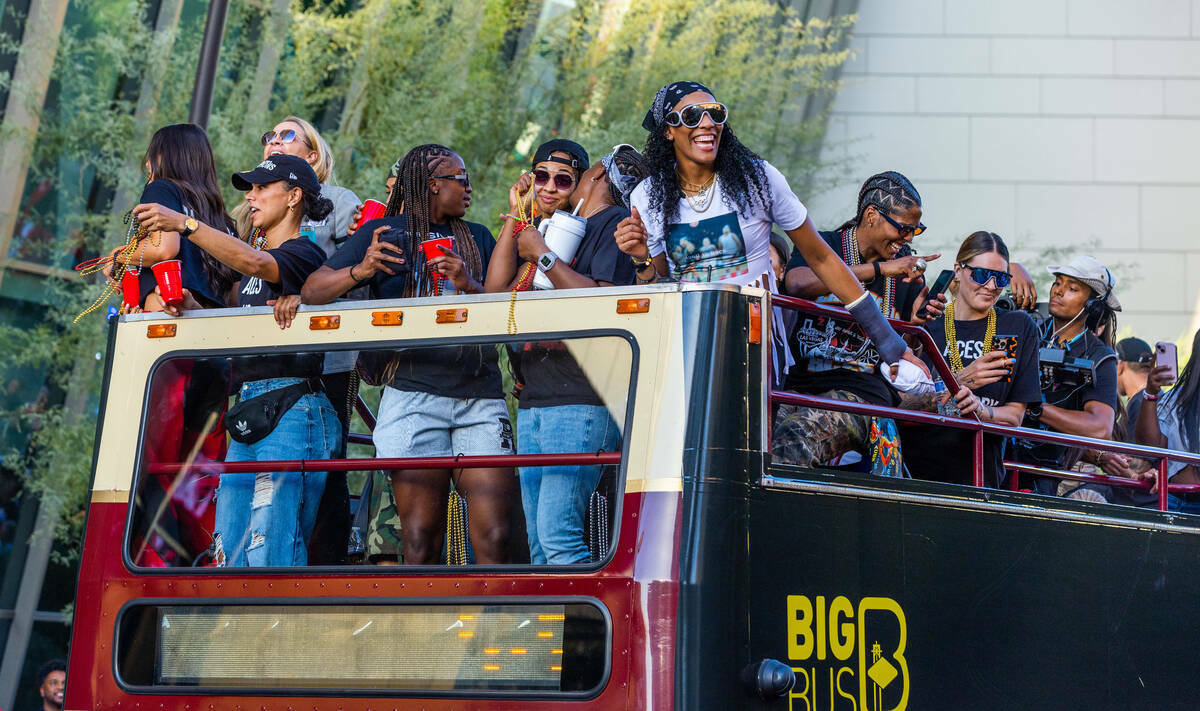 Las Aces se divierten con los aficionados durante su desfile por el campeonato en Park Avenue h ...