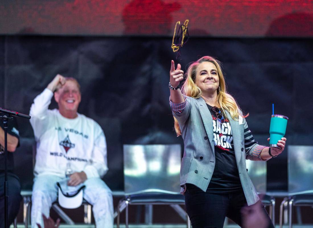 Becky Hammon, entrenadora de las Aces, lanza abalorios al público durante la celebración del ...