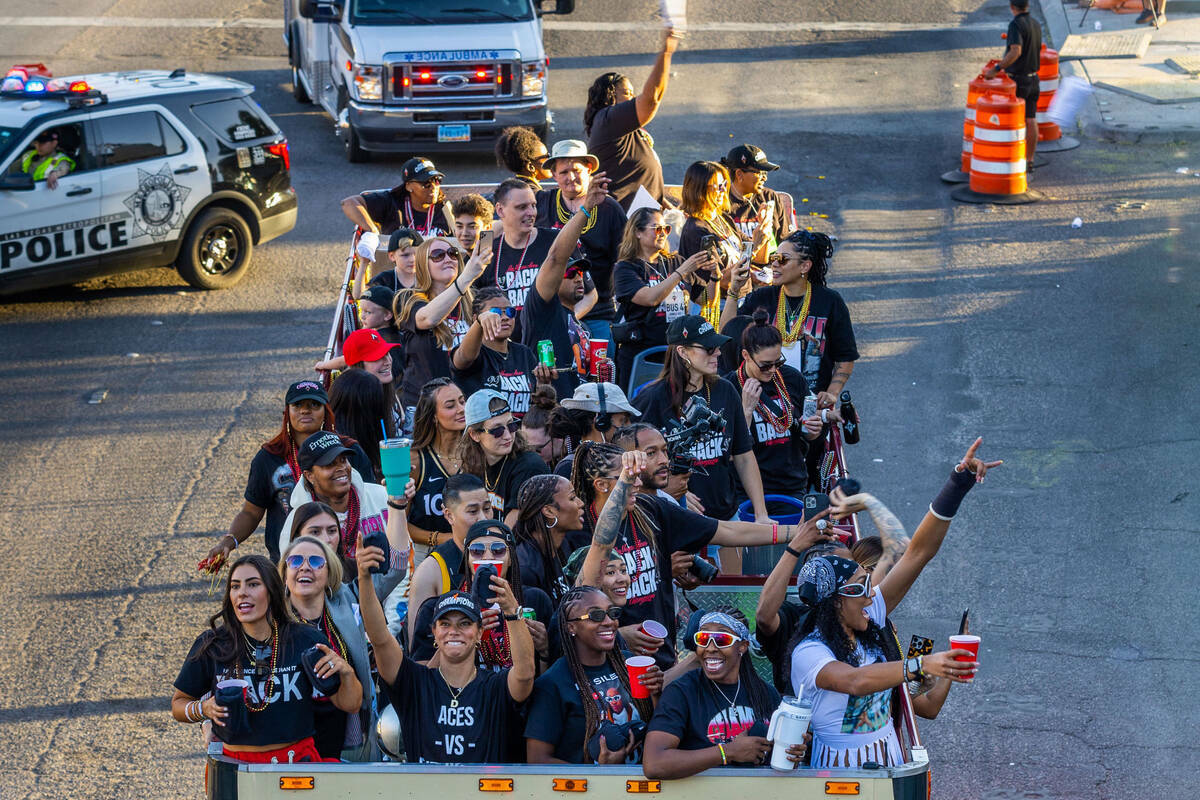 Los Aces se divierten con los aficionados durante su desfile por Las Vegas Boulevard hasta Tosh ...