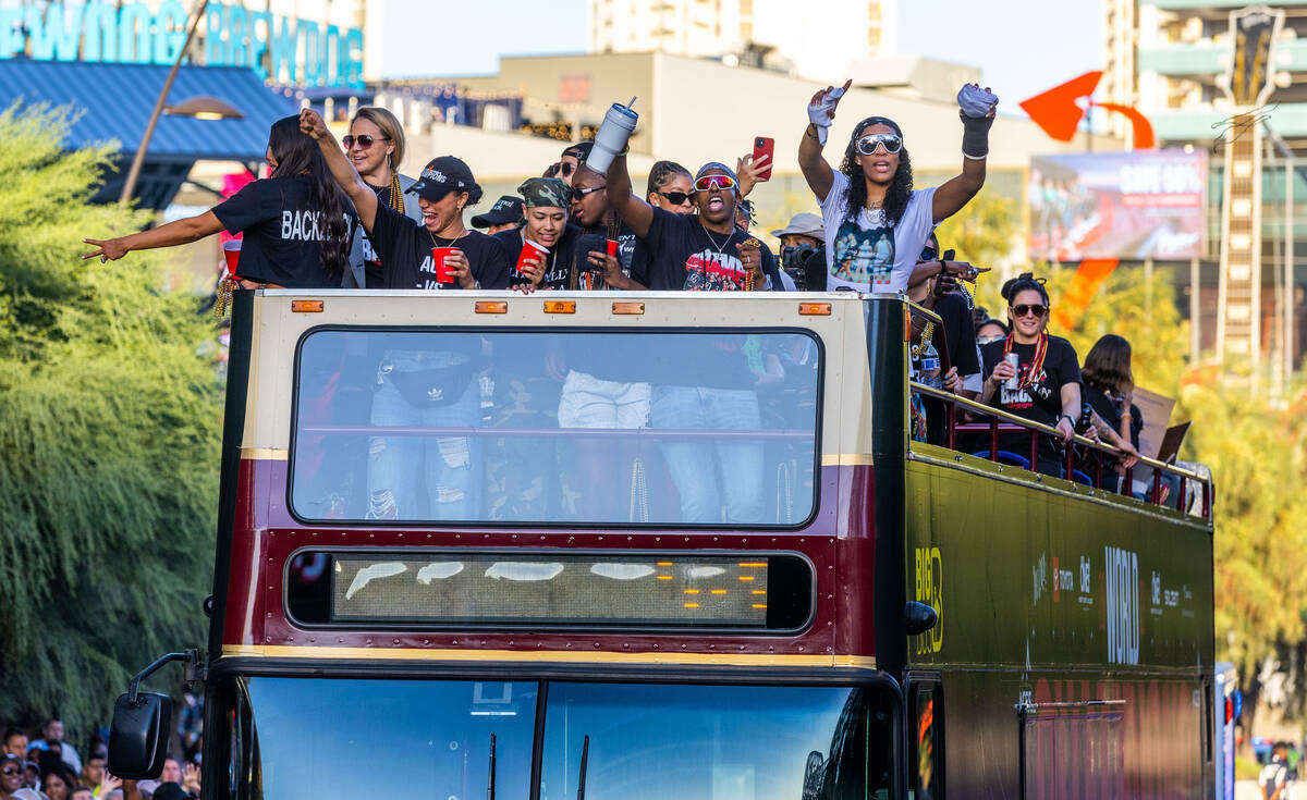 Las Aces se divierten con los aficionados durante su desfile por el campeonato en Park Avenue h ...