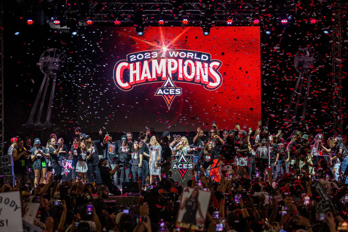 Lluvia de confeti sobre los Aces durante la celebración de su campeonato en Toshiba Plaza en e ...