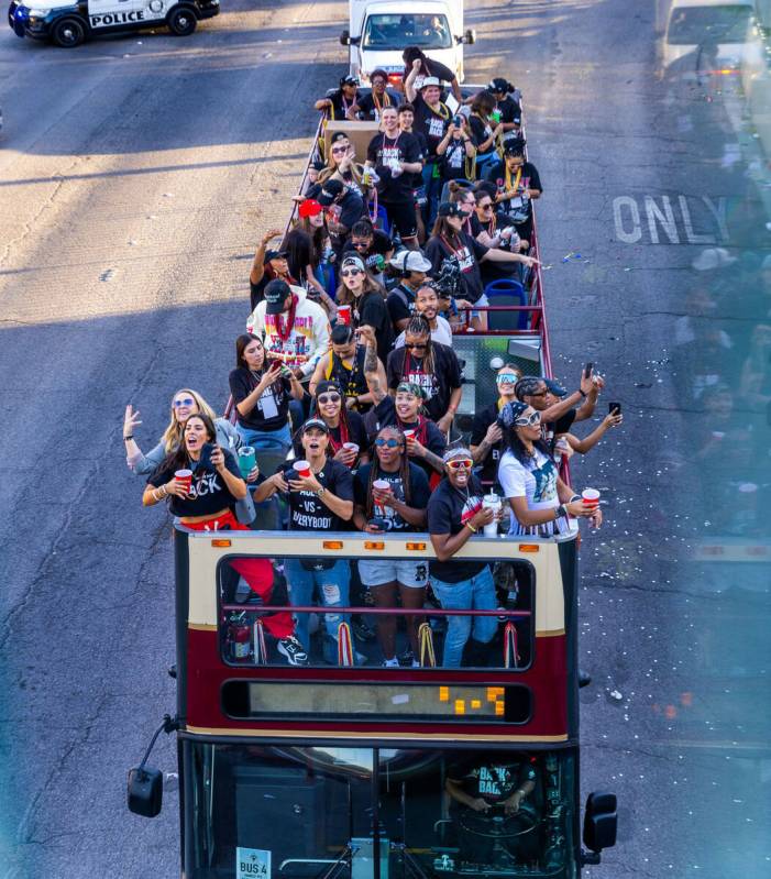 Las Aces se divierten con los aficionados durante su desfile por Las Vegas Boulevard hasta Tosh ...