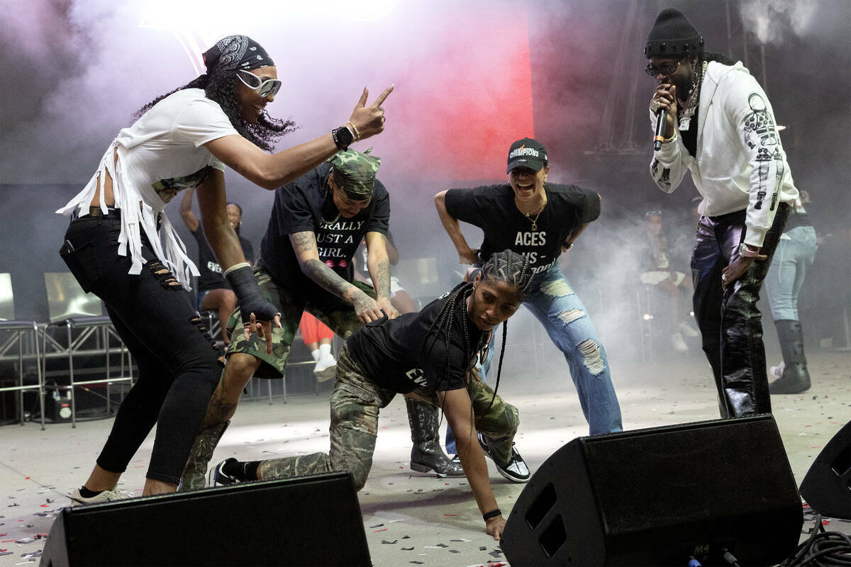 Las Las Vegas Aces bailan en el escenario con la actuación de 2Chainz durante la celebración ...