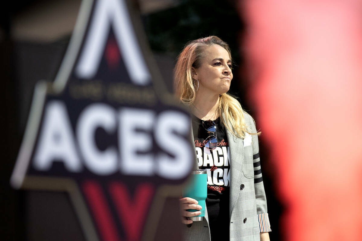 La entrenadora de Las Vegas Aces, Becky Hammon, sube al escenario para la celebración de la vi ...