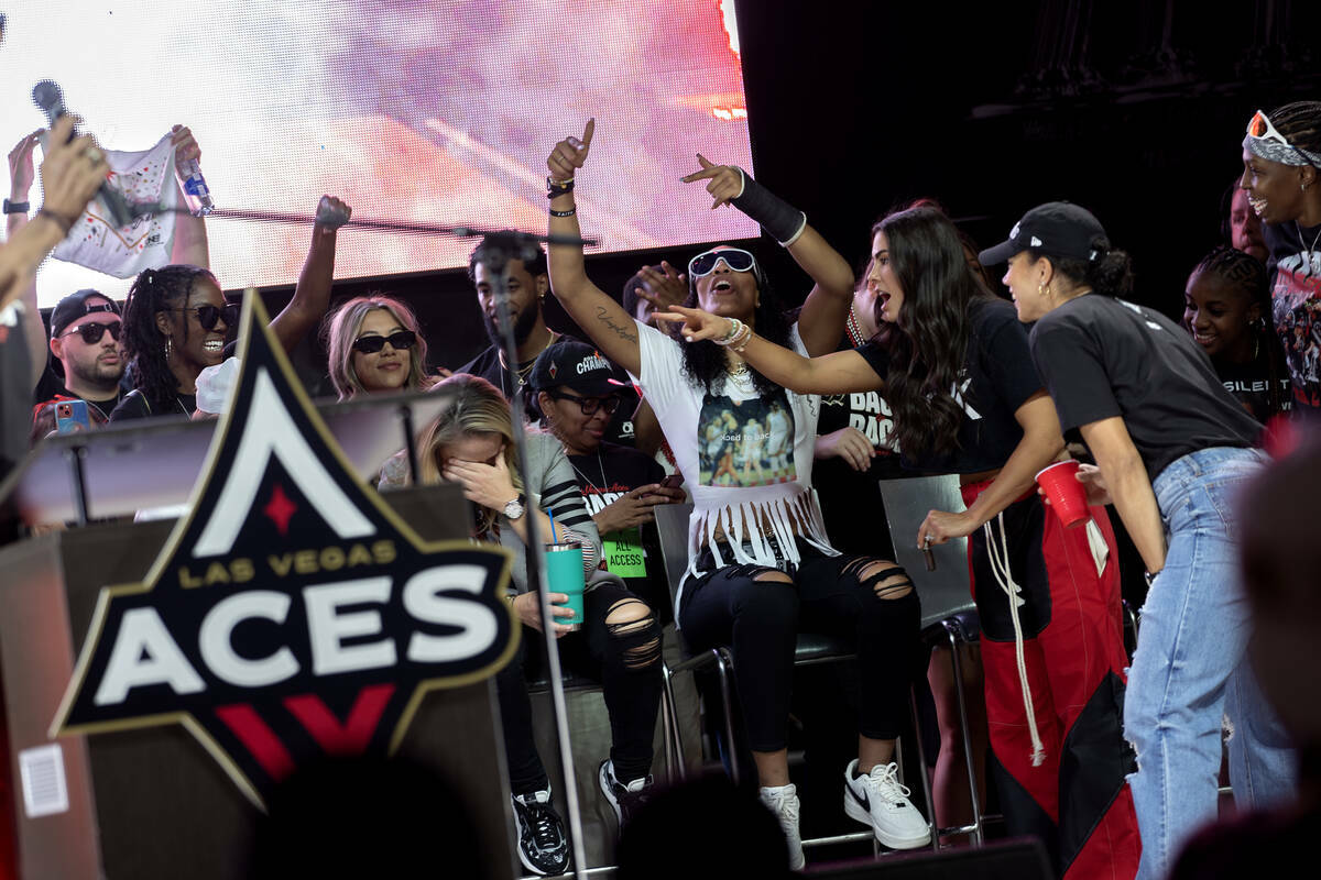 Las Las Vegas Aces celebran su victoria en el campeonato de basquetbol de la WNBA durante un de ...
