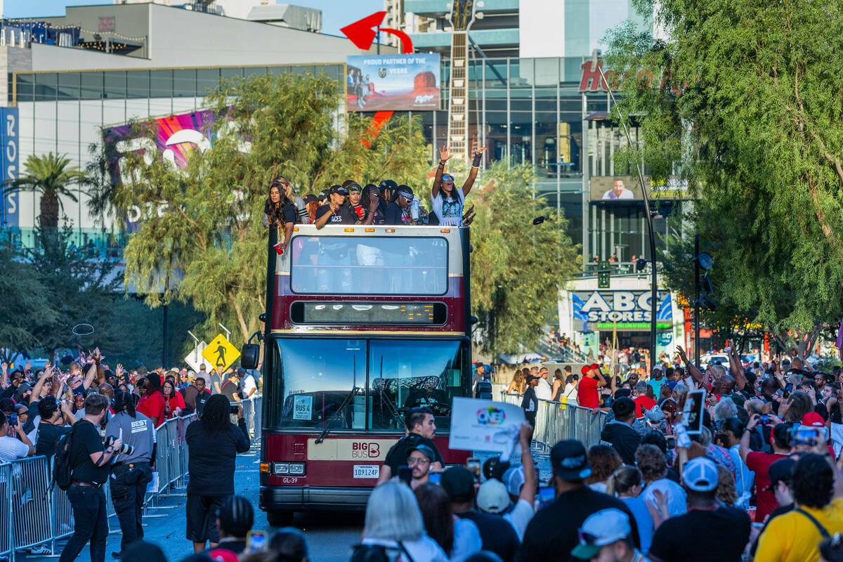 Las Aces se divierten con los aficionados durante su desfile por el campeonato por Park Avenue ...